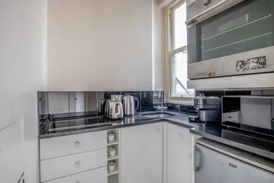 Image de Divine Knightsbridge Studio, nr Shops & Hyde Park, by Blueground