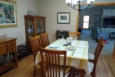 Image de For Bloomington Solar Eclipse: Fabulous 4-bedroom house w/ WiFi on 1 acre