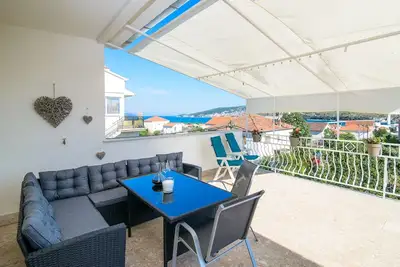 Image de Appartement de deux chambres avec la terrasse et la vue sur le mer Trogir (A-22655-a)