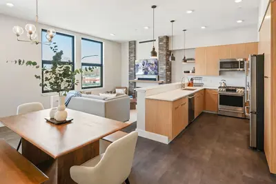 Image de All new downtown condo. Luxury! Walk everywhere. Pet friendly