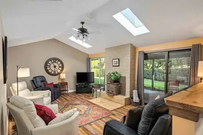 Image de Incredible Singe Level Layout w/ Immaculate Fenced Backyard, Covered Patio w/ Fire-Table, Bbq, Games