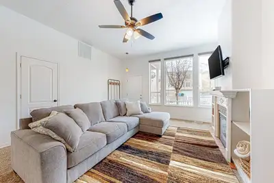 Image de Perfectly located home with mountain views, gas fireplace, patio, & streaming