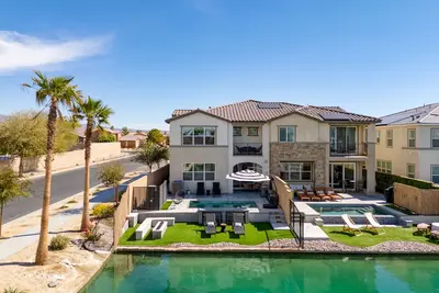 Image de Lakefront w/ Private Pool, Great for Festival Season | Lago Luxe by AvantStay