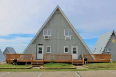 Image de Lakefront Chalet #18 w/ Beach Access, Pools, Sport Courts, Fishing Pond & more!