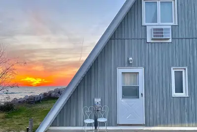 Image de Lakefront Chalet #1 with Beach Access, Pools, Sport Courts, Fishing Pond & more!