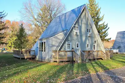 Image de Chalet on the Lake 81 w/ Beach Access, Pools, Sport Courts, Fishing Pond & more!