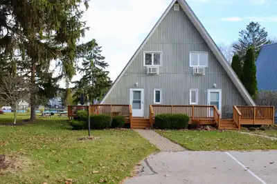 Image de Chalet on the Lake 73 w/ Beach Access, Pools, Sport Courts, Fishing Pond & more!