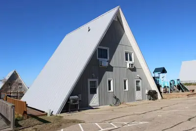 Image de Lakefront Chalet #25 w/ Beach Access, Pools, Sport Courts, Fishing Pond & more!