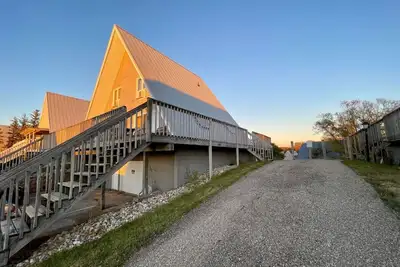 Image de Lakefront Chalet #29 w/ Beach Access, Pools, Sport Courts, Fishing Pond & more!