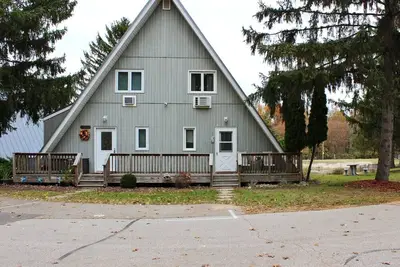 Image de Chalet on the Lake 98 w/ Beach Access, Pools, Sport Courts, Fishing Pond & more!