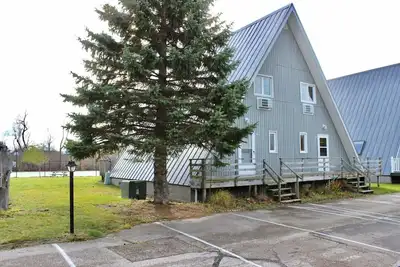 Image de Chalet on the Lake 60 w/ Beach Access, Pools, Sport Courts, Fishing Pond & more!