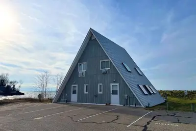 Image de Lakefront Chalet #2 with Beach Access, Pools, Sport Courts, Fishing Pond & more!