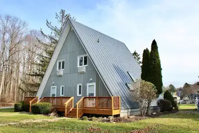 Image de Chalet on the Lake 74 w/ Beach Access, Pools, Sport Courts, Fishing Pond & more!