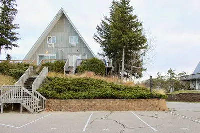 Image de Lakefront Chalet #36 w/ Beach Access, Pools, Sport Courts, Fishing Pond & more!