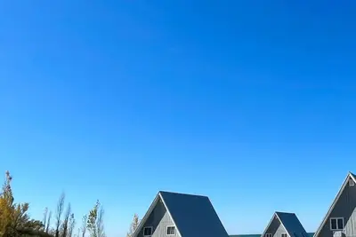 Image de Lakefront Chalet #12 w/ Beach Access, Pools, Sport Courts, Fishing Pond & more!