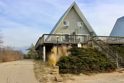 Image de Lakefront Chalet #34 w/ Beach Access, Pools, Sport Courts, Fishing Pond & more!