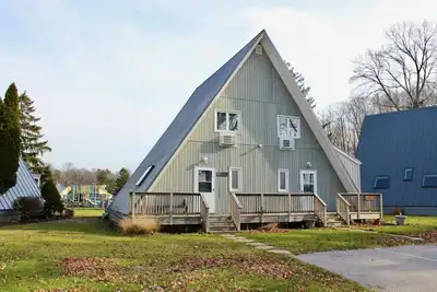 Image de Chalet on the Lake 75 w/ Beach Access, Pools, Sport Courts, Fishing Pond & more!