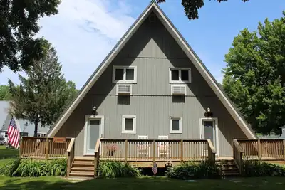 Image de Chalet on the Lake 79 w/ Beach Access, Pools, Sport Courts, Fishing Pond & more!