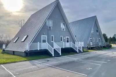 Image de Chalet on the Lake 57 w/ Beach Access, Pools, Sport Courts, Fishing Pond & more!