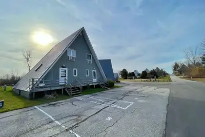 Image de Chalet on the Lake 56 w/ Beach Access, Pools, Sport Courts, Fishing Pond & more!