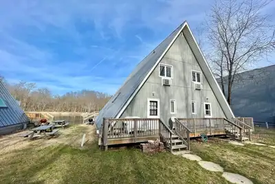 Image de Chalet on the Lake 93 w/ Beach Access, Pools, Sport Courts, Fishing Pond & more!