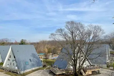 Image de Chalet on the Lake 39 w/ Beach Access, Pools, Sport Courts, Fishing Pond & more!