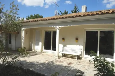 Image de Maison boisée, 800m de la plage, 100m², 3 chambres, terrasse, parking