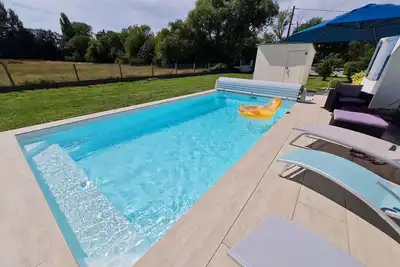 Maison rénovée avec piscine chauffée, grand terrain, proche plage et centre - calme assuré