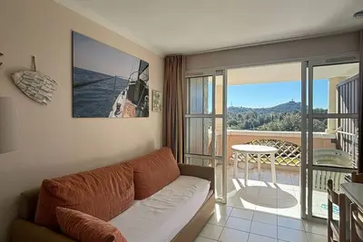 Image de 2 pièces pour 4 avec piscine, parking et climatisation