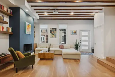 Image de Spacious 3-bedroom townhouse with garden, WiFi, Ac in prime Greenpoint Brooklyn.