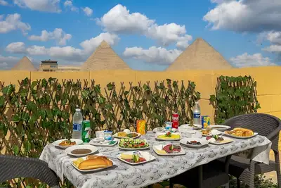 Image de cozy oasis by the pyramids. Welcome to Alaska Pyramids view! !