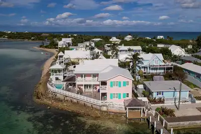 Image de Welcome to Flamingo Villa: Your Luxurious Retreat on Hope Town Harbourfront