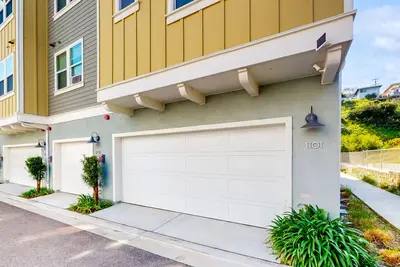 Image de Modern, 3-story townhome with pool & patio - near downtown & the beach