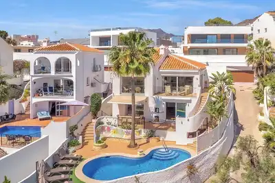 Image de Villa Alborán avec piscine privée proche à la plage.
