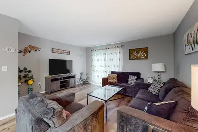 Image de Lovely condos with open layouts, patios, smart TVs, W\/Ds, & Ac - pool access