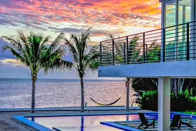 Oceanfront Luxury Mansion, Dock, Pool&Spa, Kayaks