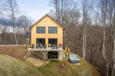 Image de Modern Blue Ridge Mountaintop Timber-Frame Home w/ Sauna, Hot Tub and Ev Charger