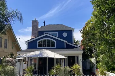Image de New 3 bedroom, 3. 5 bath Coronado home with patio + roof deck with bayside view.