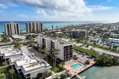 Image de Updated Jupiter Island Condo! Calling Beach Lovers! Beaches Surround this Gem.