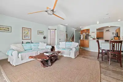 Image de Your Beachside Escape Is Only A Five Minute Walk To The Sand!