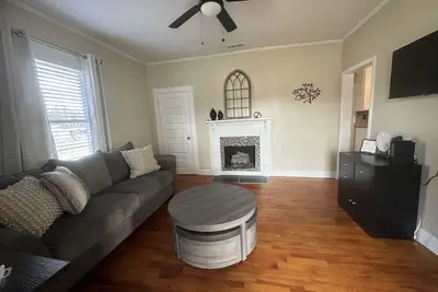 Image de Remodeled 100 year old home - 15 min from Clt airport!
