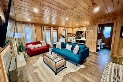 Image de Stylish Mountain Retreat: Hot Tub, Fire Pit, Whiteface Views!