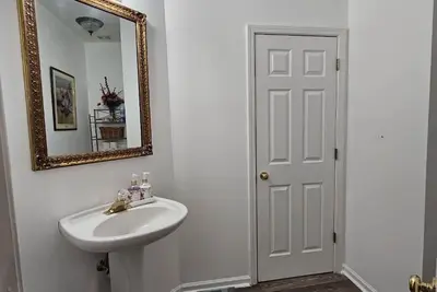 Image de Charming 3-bedroom 3 ba house with WiFi, Ac pet friendly in tranquil Suwanee