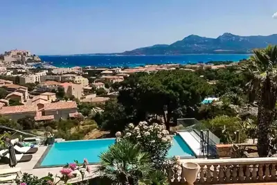 Image de 2 chambres avec Sdb privée : vue 360 sur montagne, mer, piscine et montagnes!