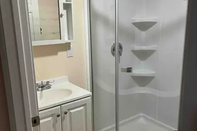 Image de Surrounded by big trees green space, 2 minutes from town center, all amenities.