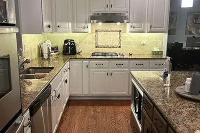 Image de Dnc Luxury corporate home. 30 from Chicago. Close by to highway or train.