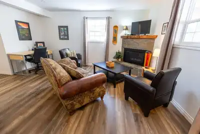 Image de 2 Bedrooms in Lower Level l Hot Tub