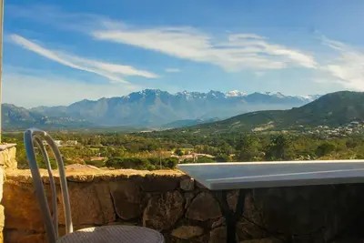 2 gîtes communicants : Vue magique sur la citadelle, mer, piscine et montagnes!