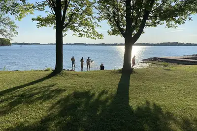 Image de Waterfront, sunlit cozy cottage with large dock, fire pit and good swimming.