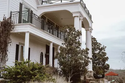 Image de Luxurious Estate at Tara Vineyard and Winery, with accompanying Pool and Hot-tub